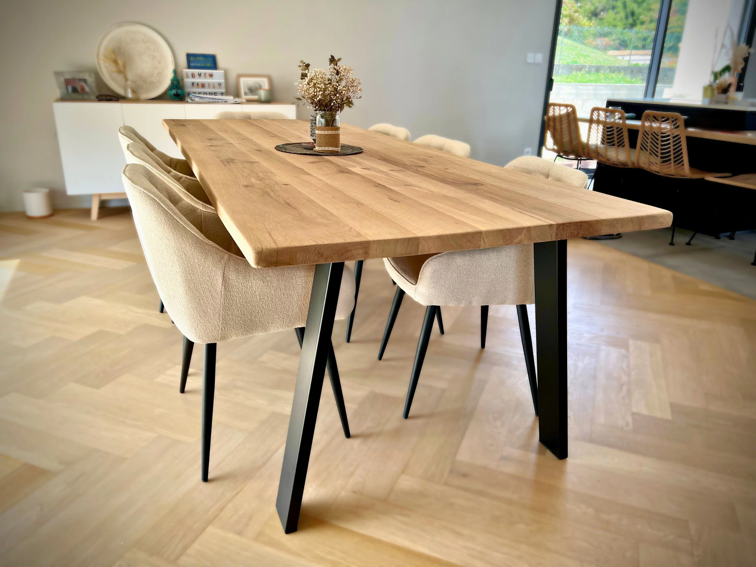 Une table en chêne massif dans un salon