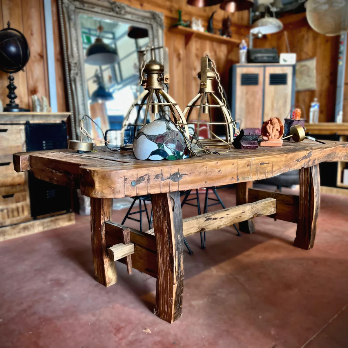 Une boutique, avec une table en bois de bateau recyclé et des décorations