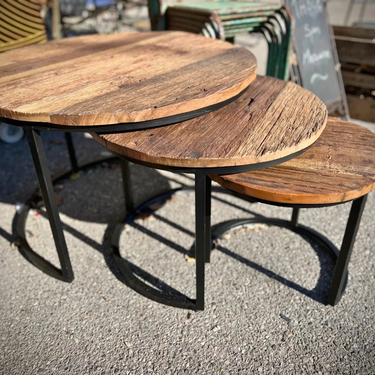 Trois tables gigognes en bois recyclé et acier