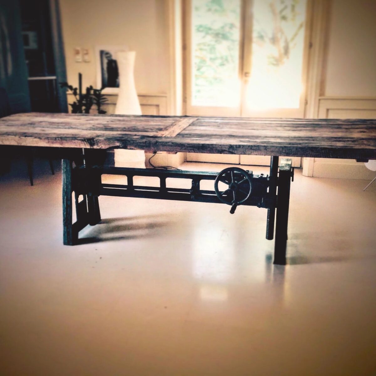 Une table à manger réglable en hauteur industrielle dans un salon