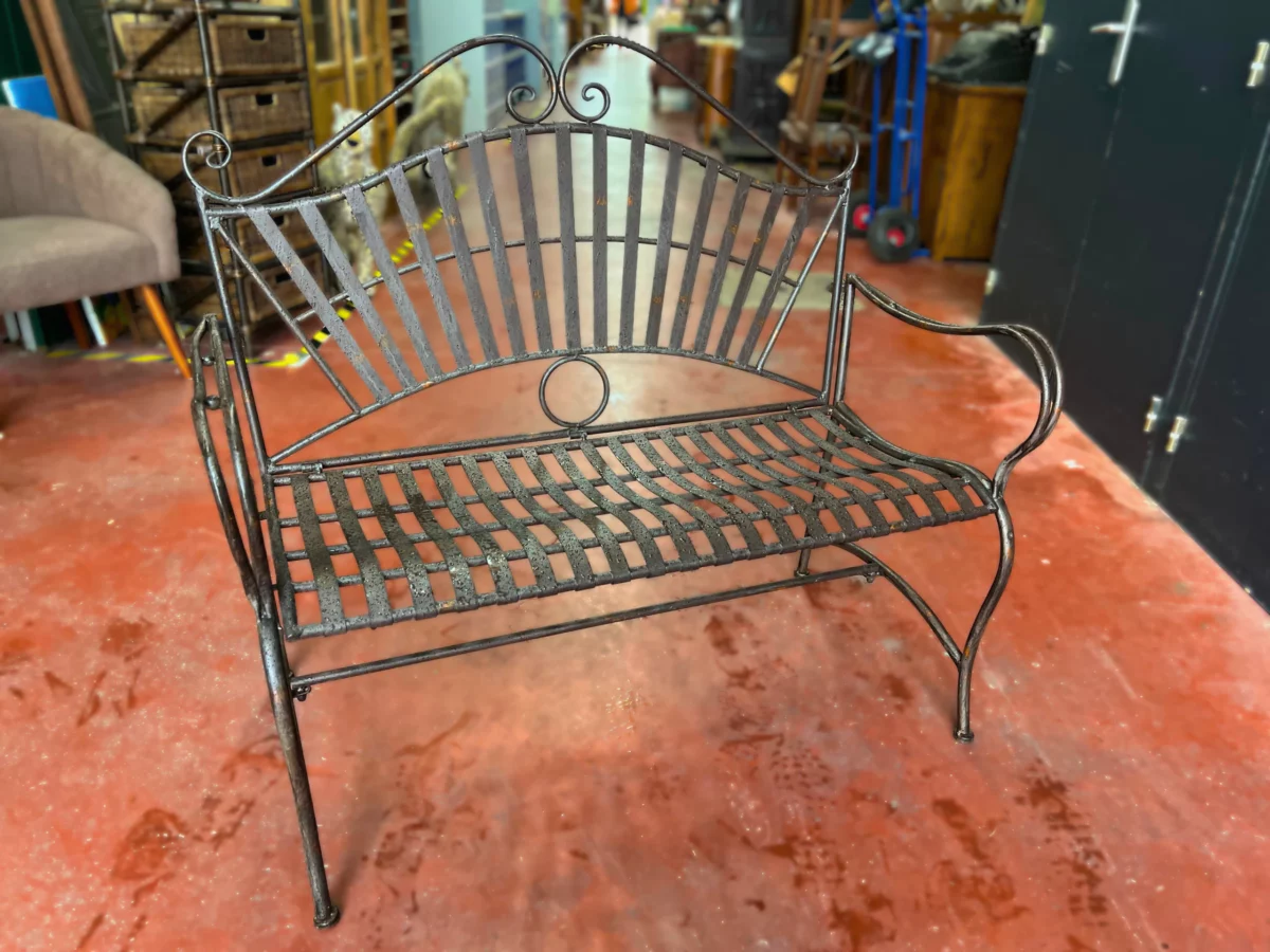 Un banc en fer forgé dans une boutique