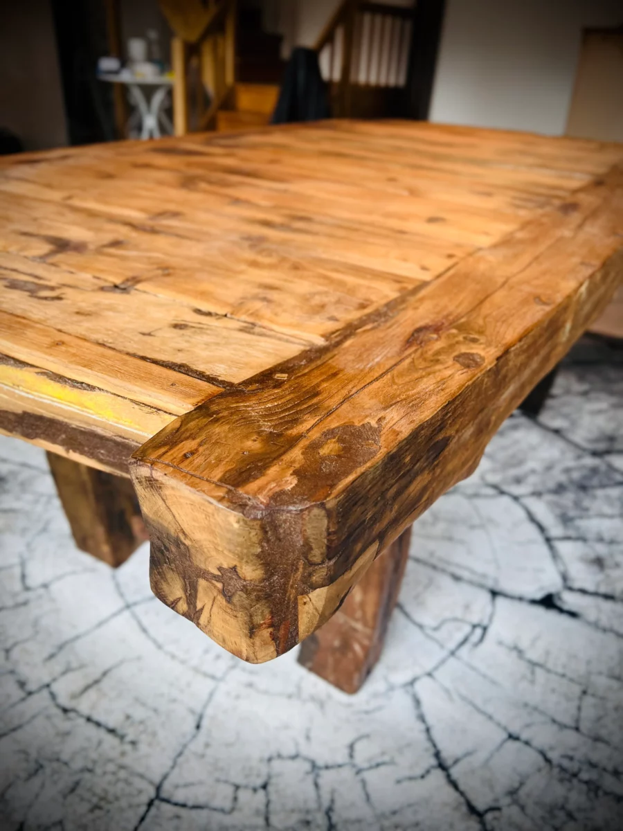 L'angle d'une table en bois recyclé