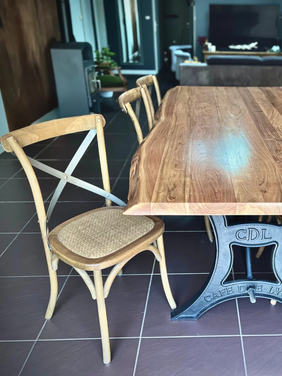 Des chaises en chêne et rotin autour d'une table à manger