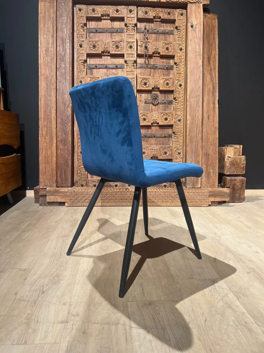 Une chaise en velours bleu