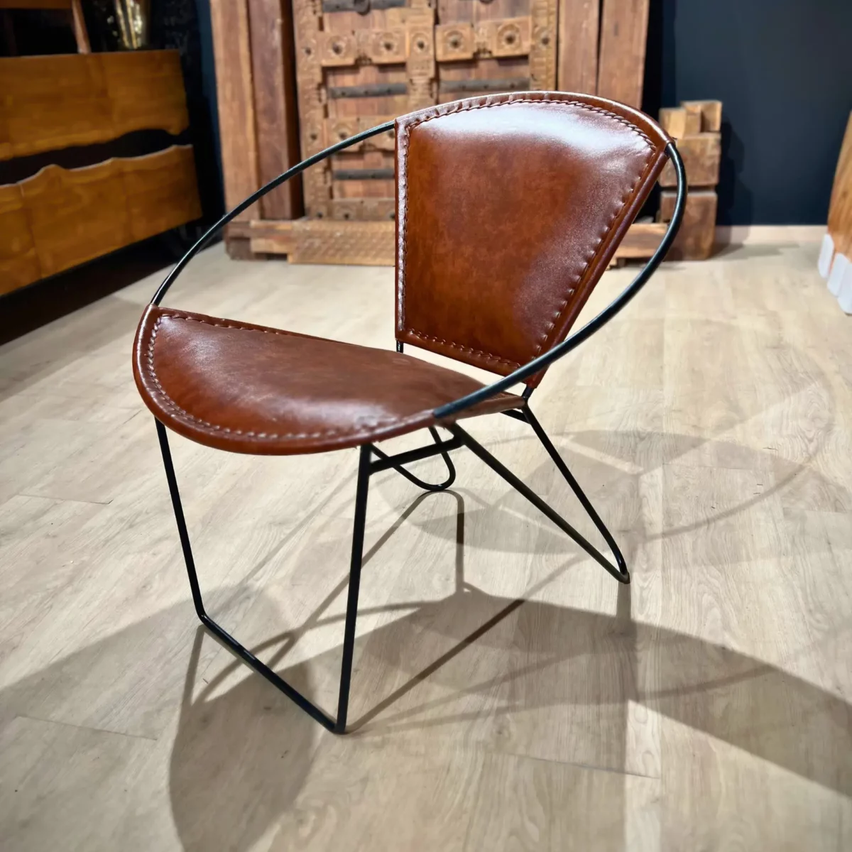 Un fauteuil contemporain en métal dans un atelier