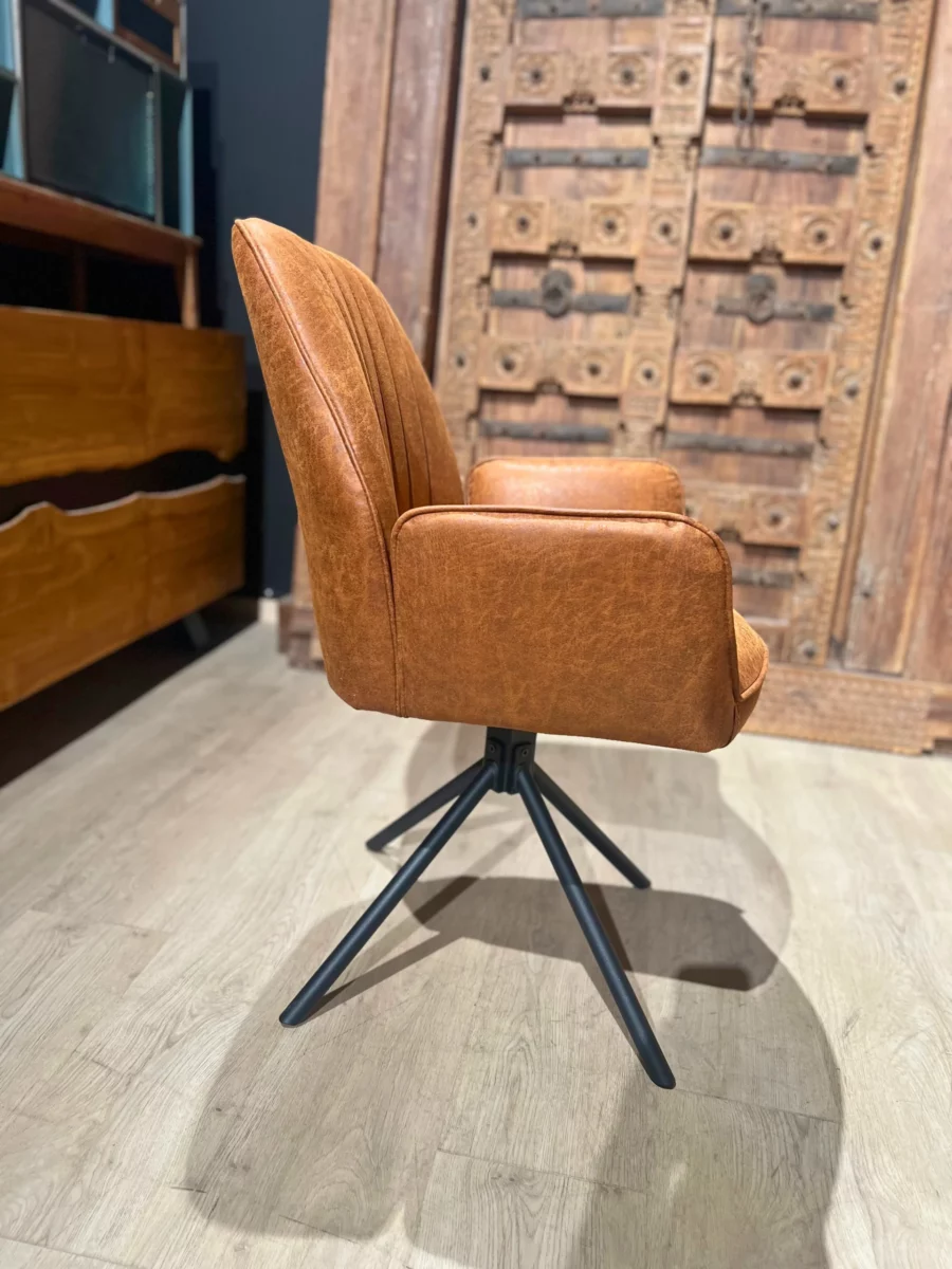 Un fauteuil de bureau en cuir vintage