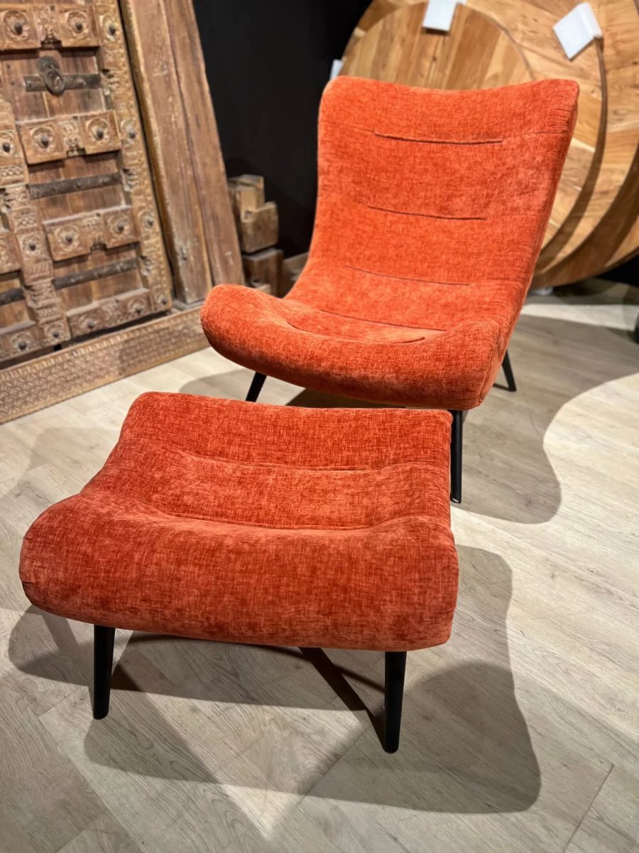 Un fauteuil relax en velours couleur terracotta