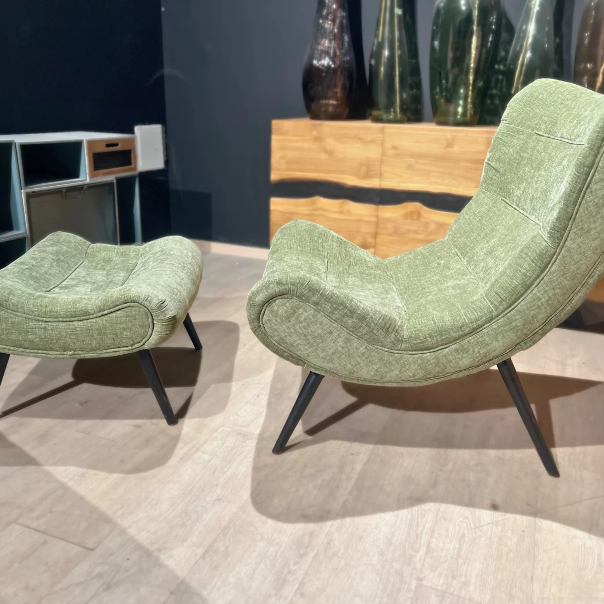 Un fauteuil en velours vert