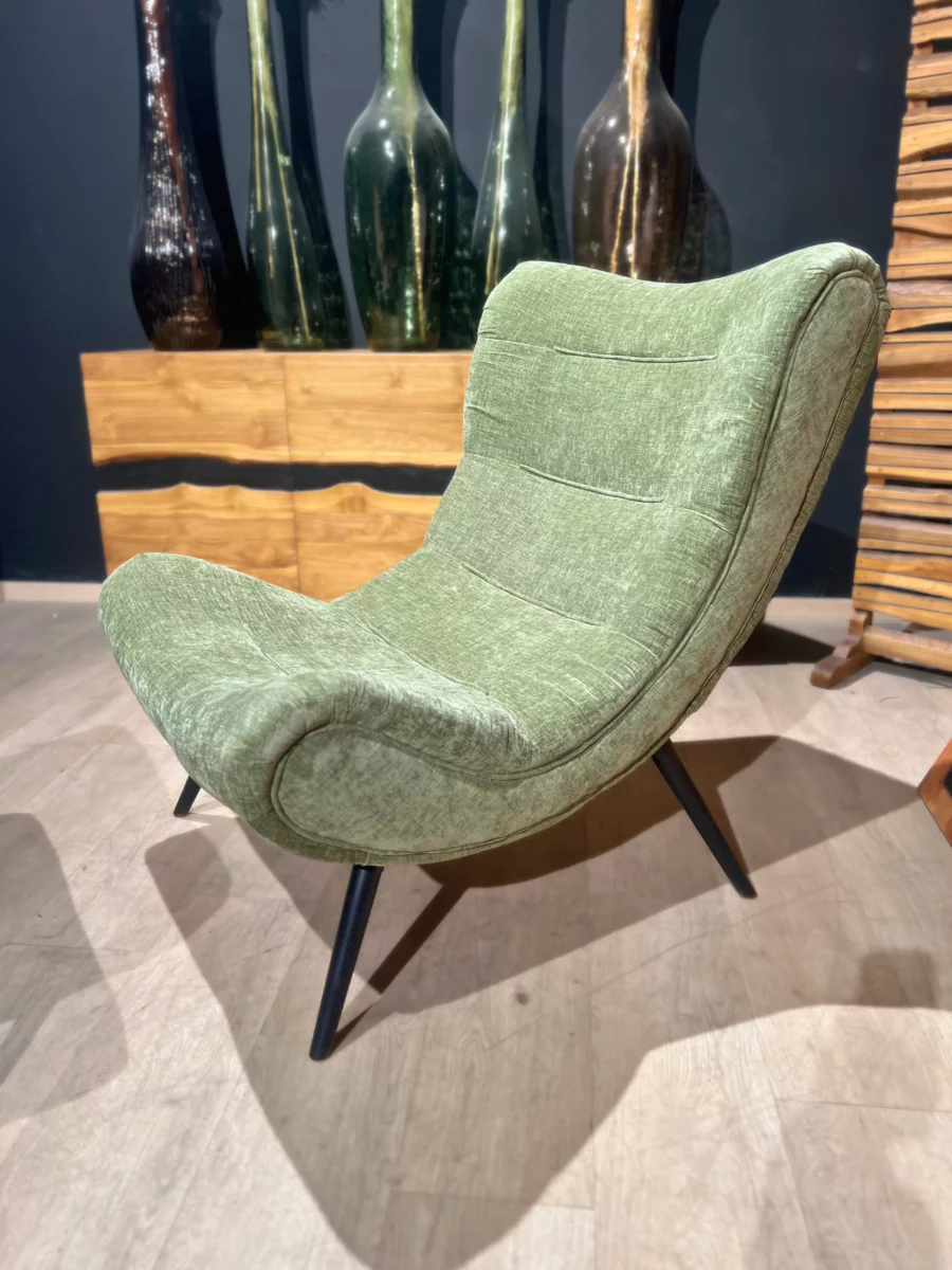 Un fauteuil vert olive avec repose-pied