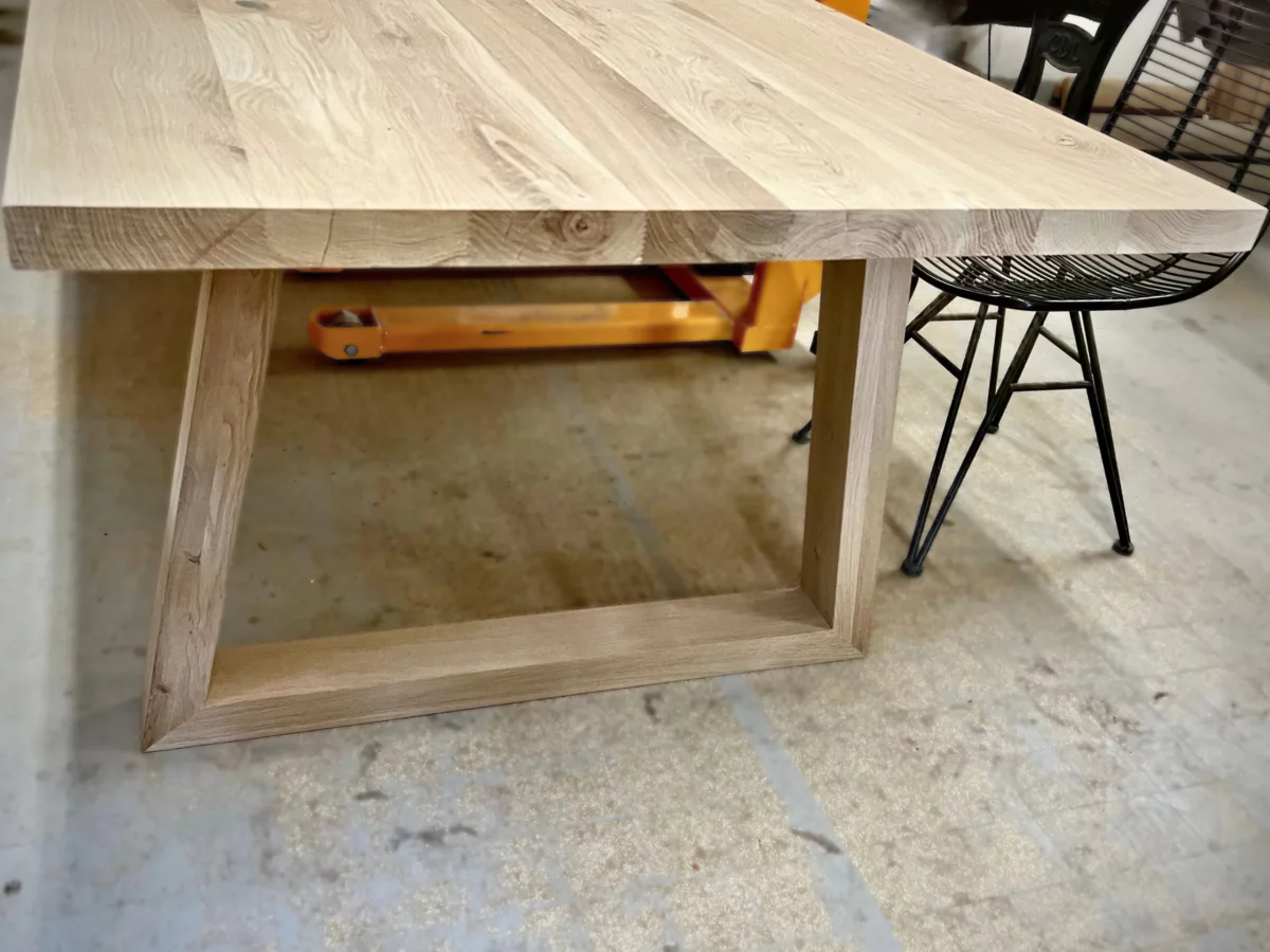 Une table à manger en bois massif dans un atelier