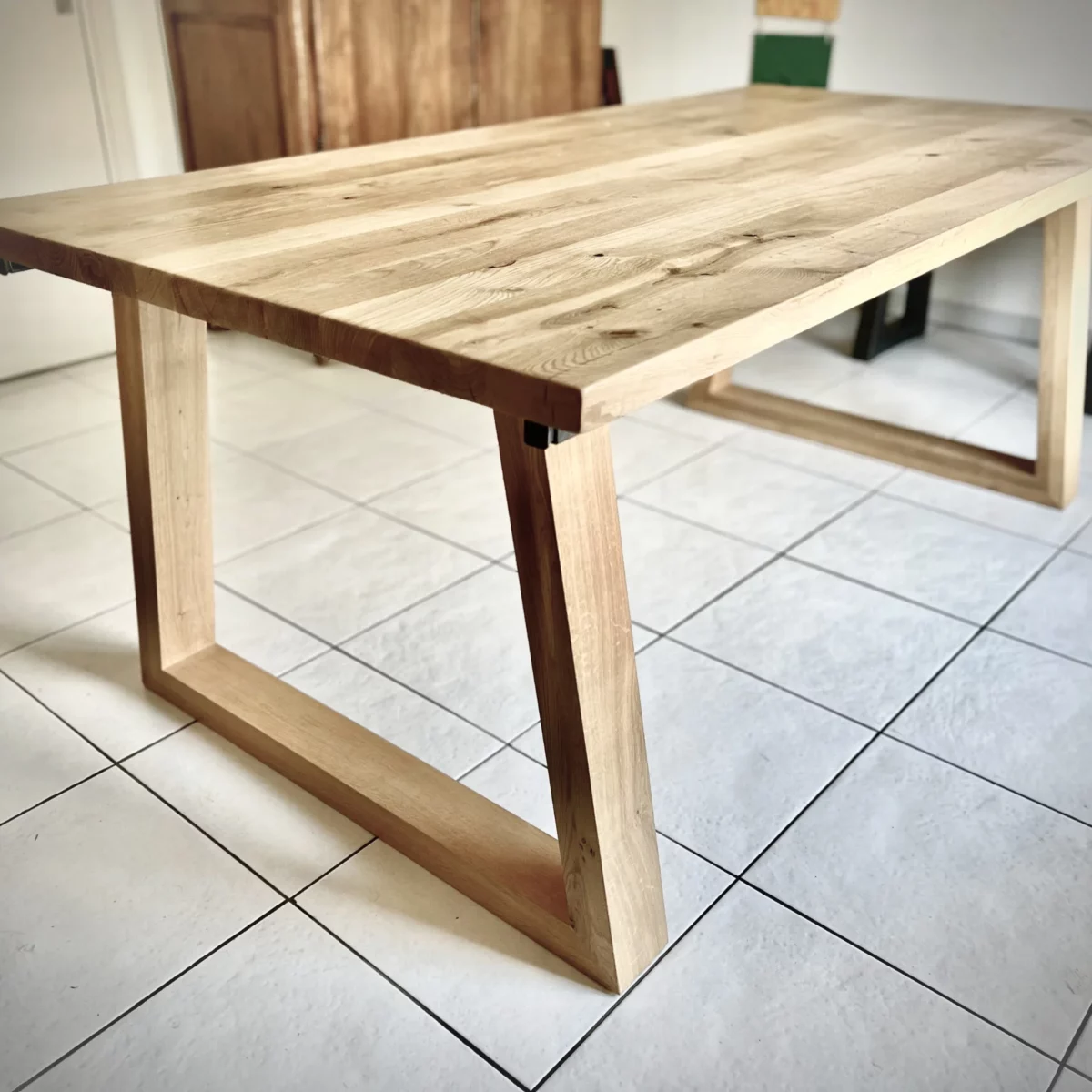 Une grande table en bois massif dans un salon