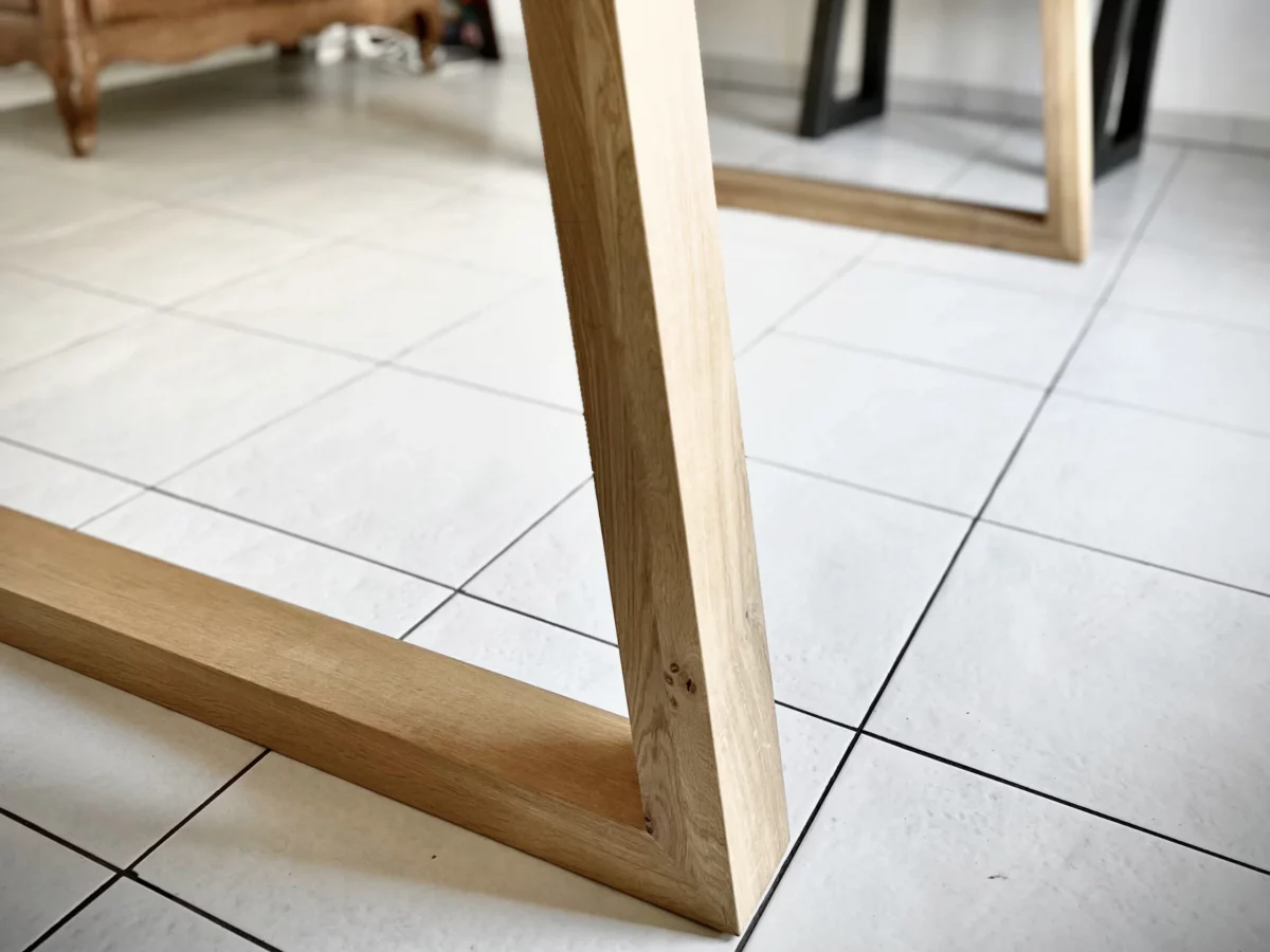 Le pied d'une grande table en chêne massif