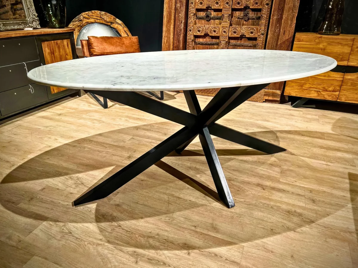 Une grande table ovale en marbre blanc