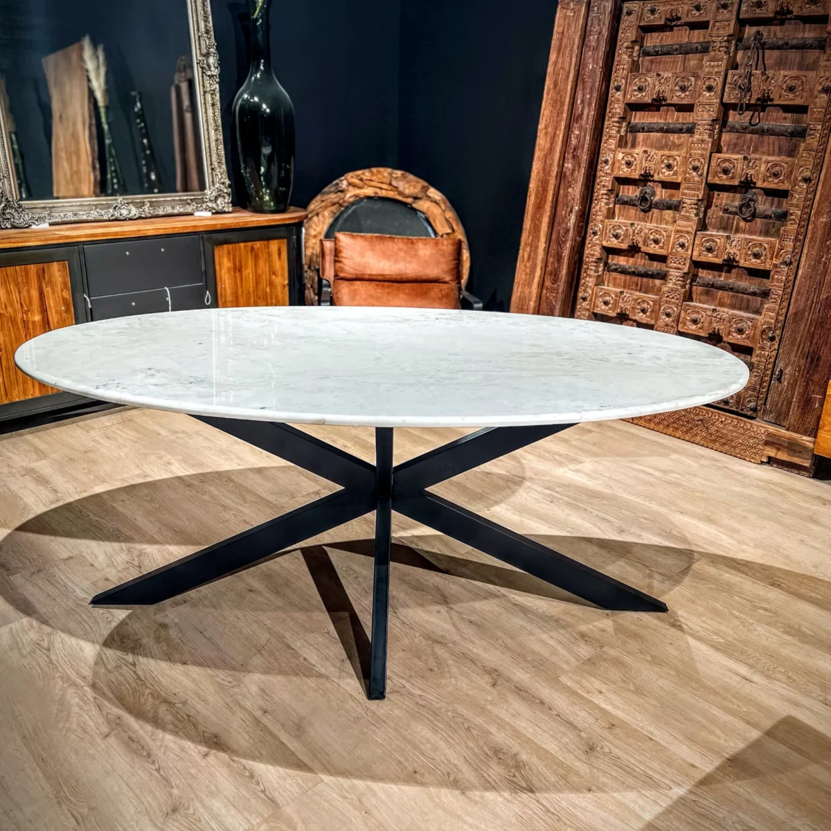 Une grande table ovale en marbre blanc