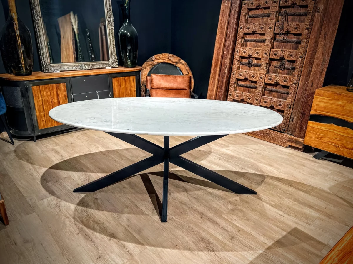 Une grande table ovale en marbre blanc