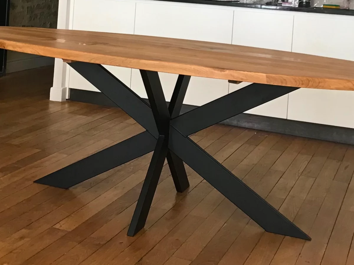 Un pied de table Etoile en acier fin