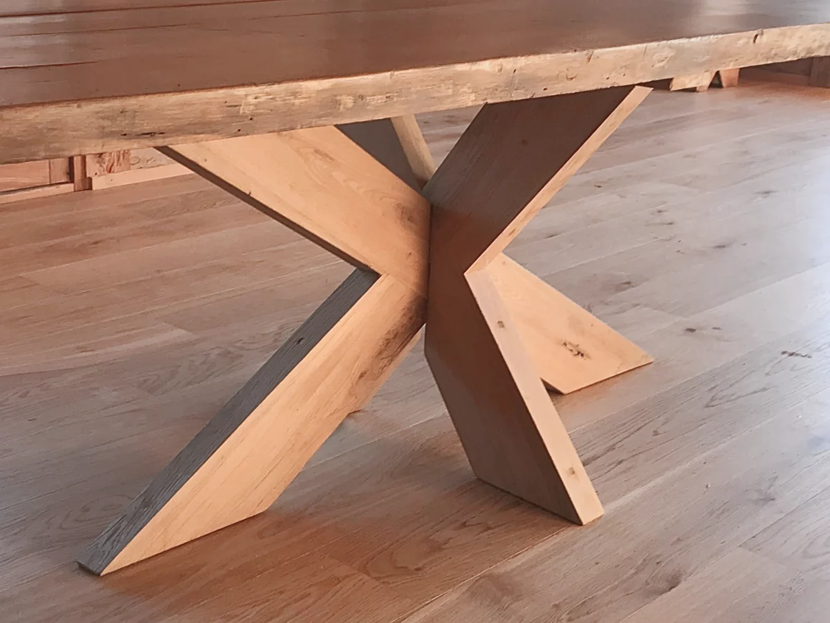 Un pied de table en chêne clair