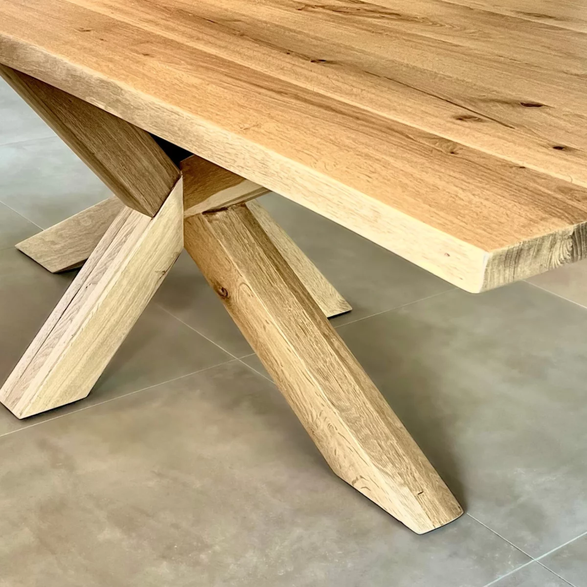 Un pied de table à manger en chêne massif