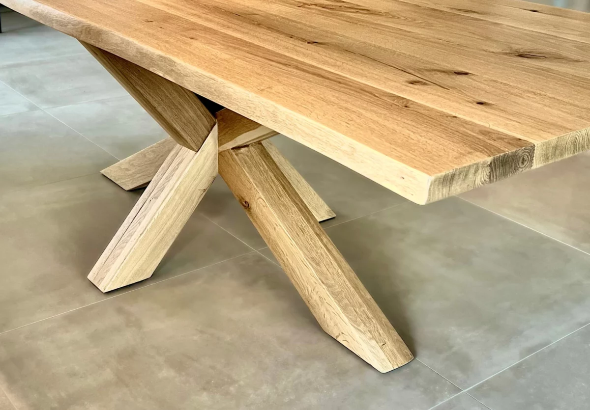 Un pied de table à manger en chêne massif