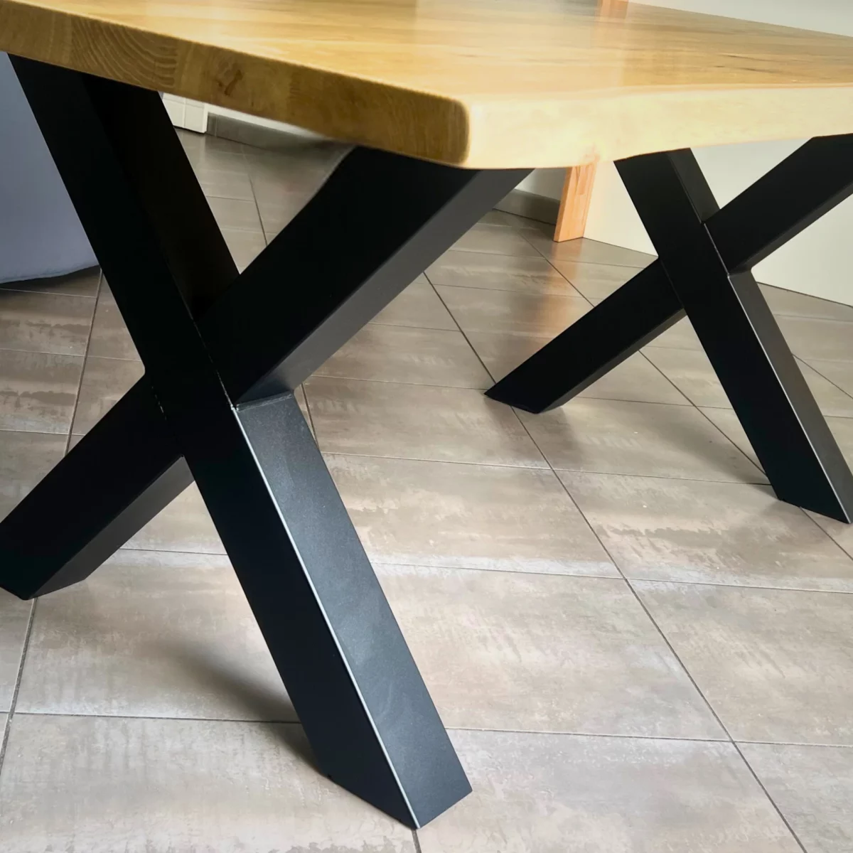 Un pied de table en forme de croix en acier