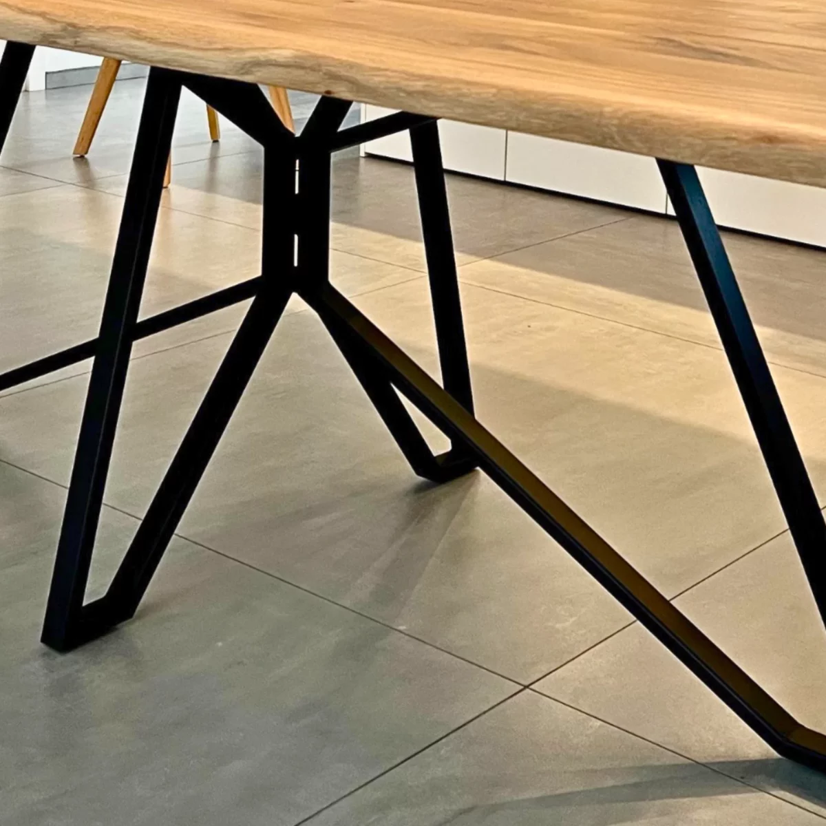 Un pied de table Spider en acier noir