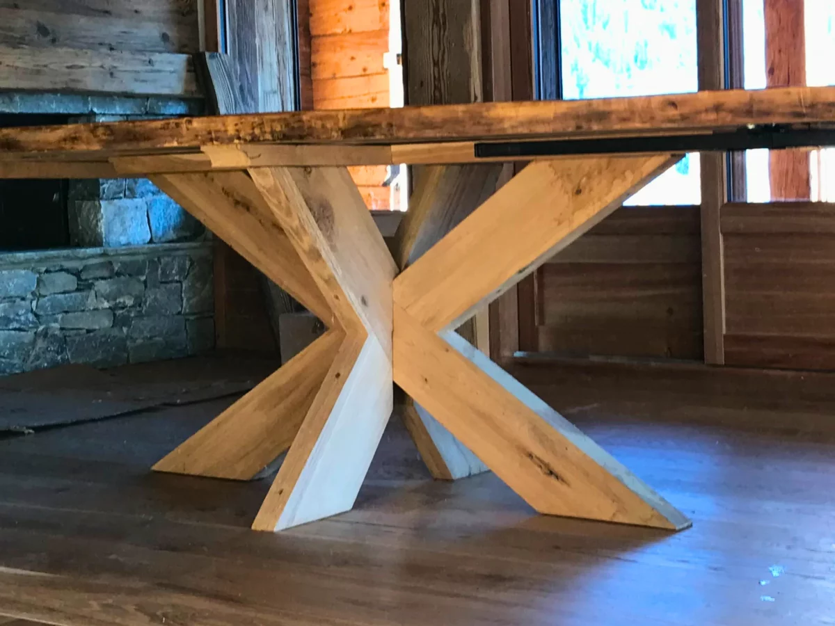 Un pied de table à manger en chêne clair