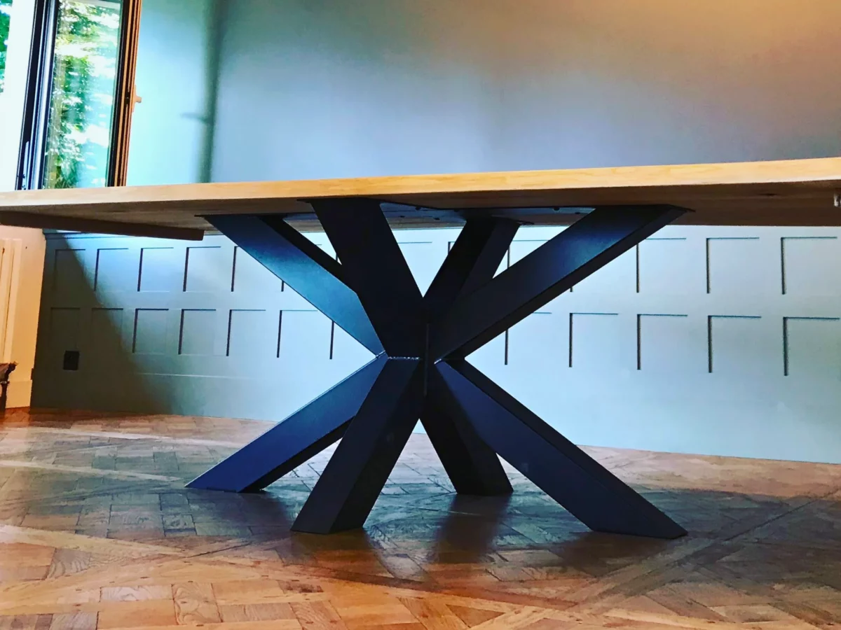 Une grand table à manger avec un pied en métal noir