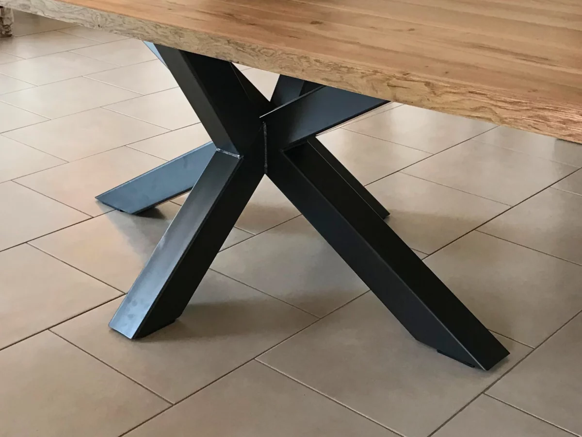 Un pied de table massif en métal noir