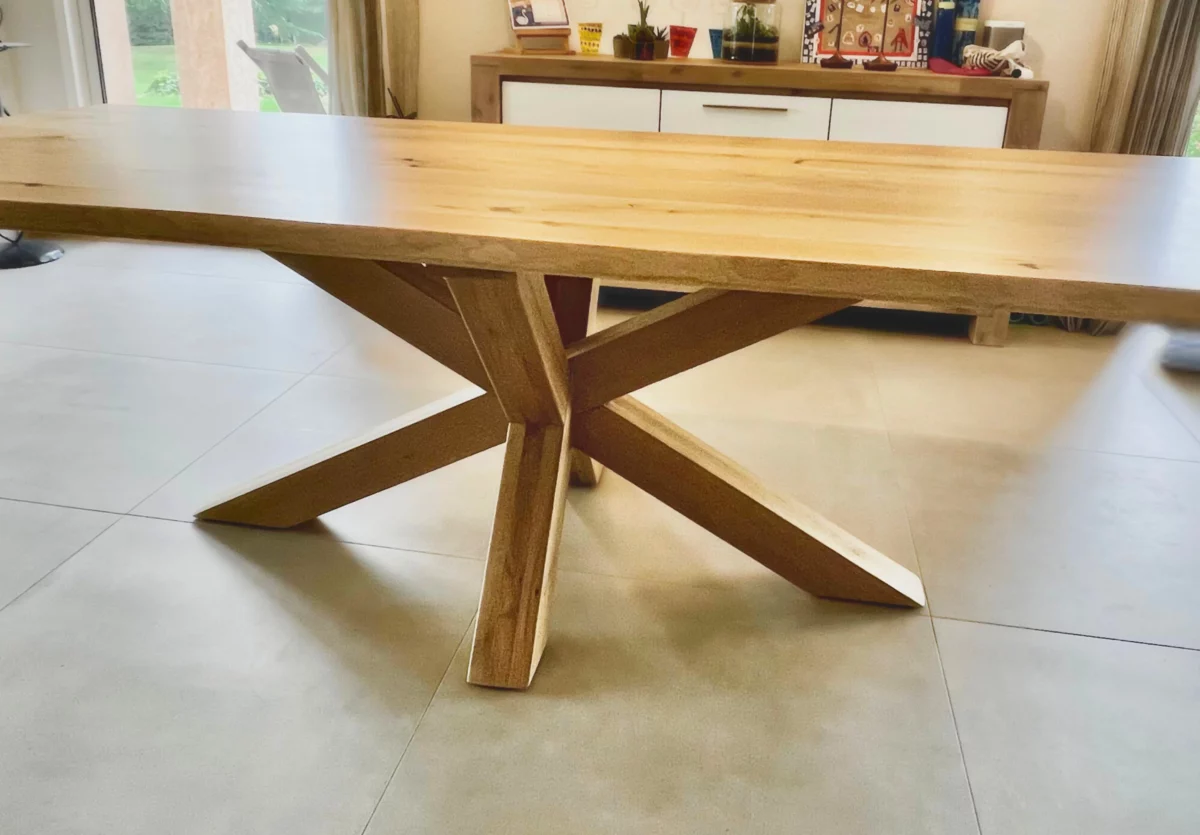 Un pied de table à manger en chêne clair