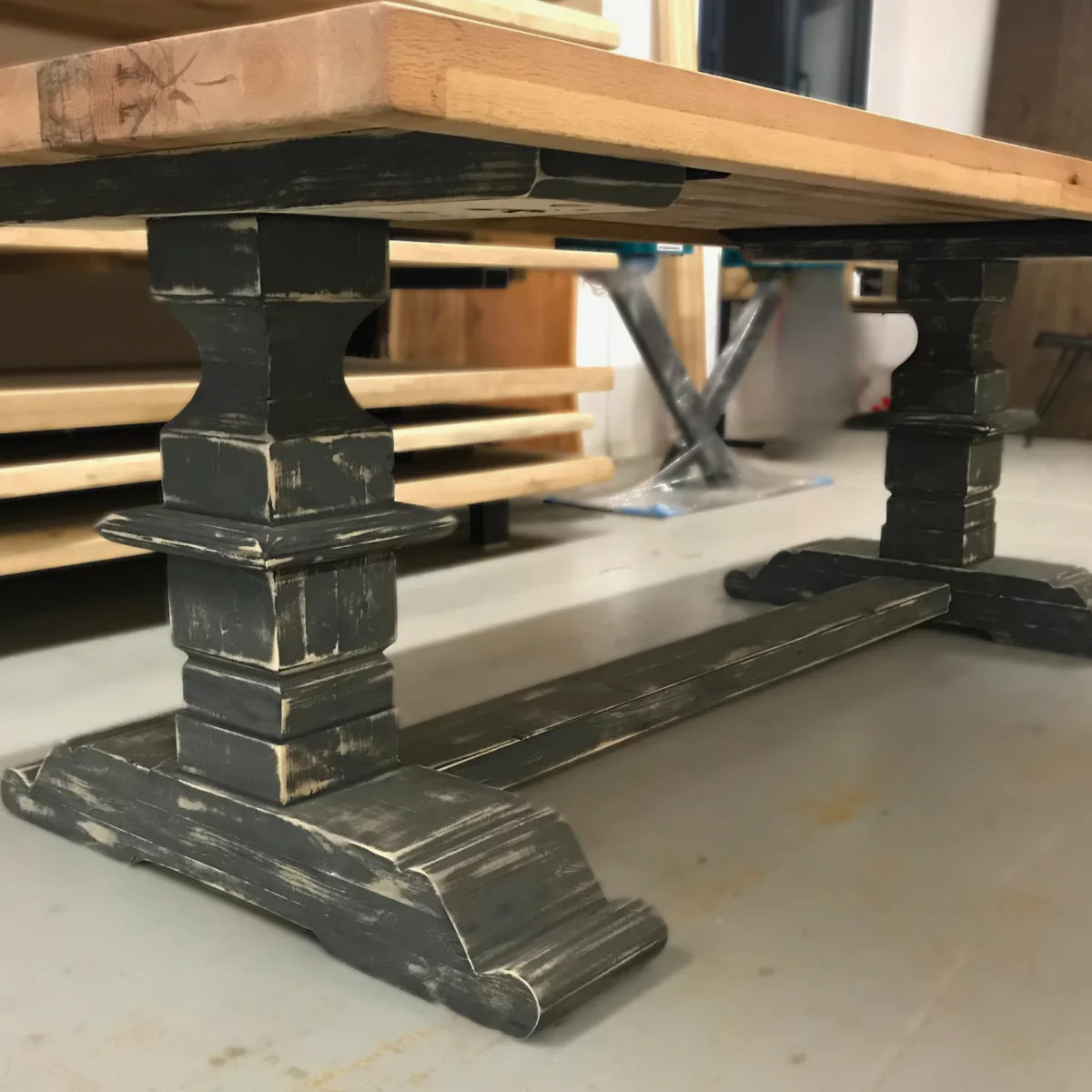 Des pieds de table style monastère en bois