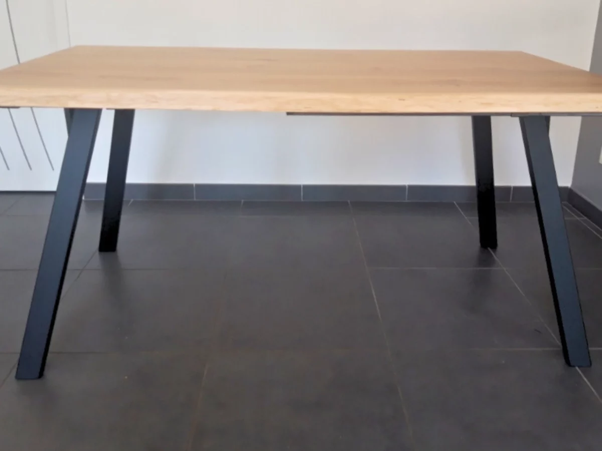 Une table à manger avec des pieds en acier