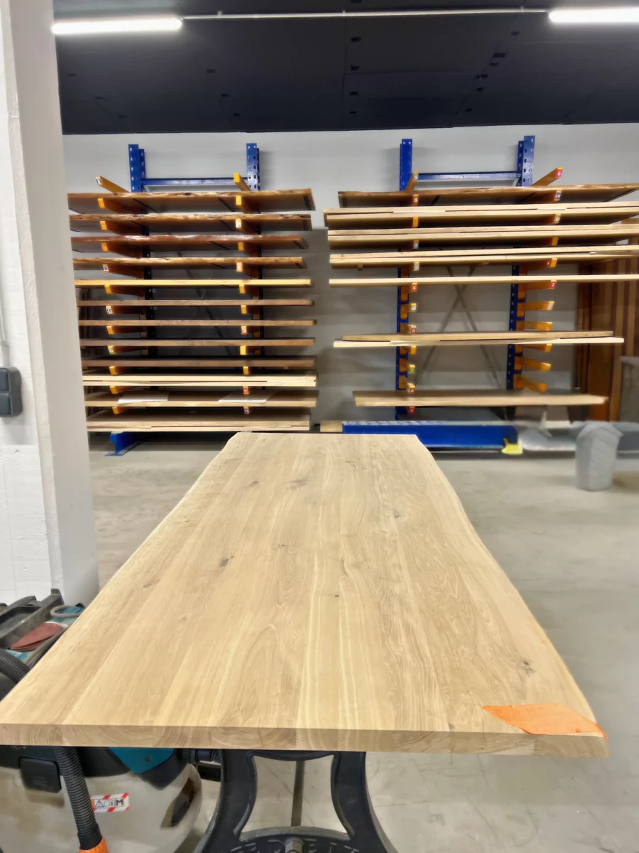 Plateau de table en chêne dans un atelier