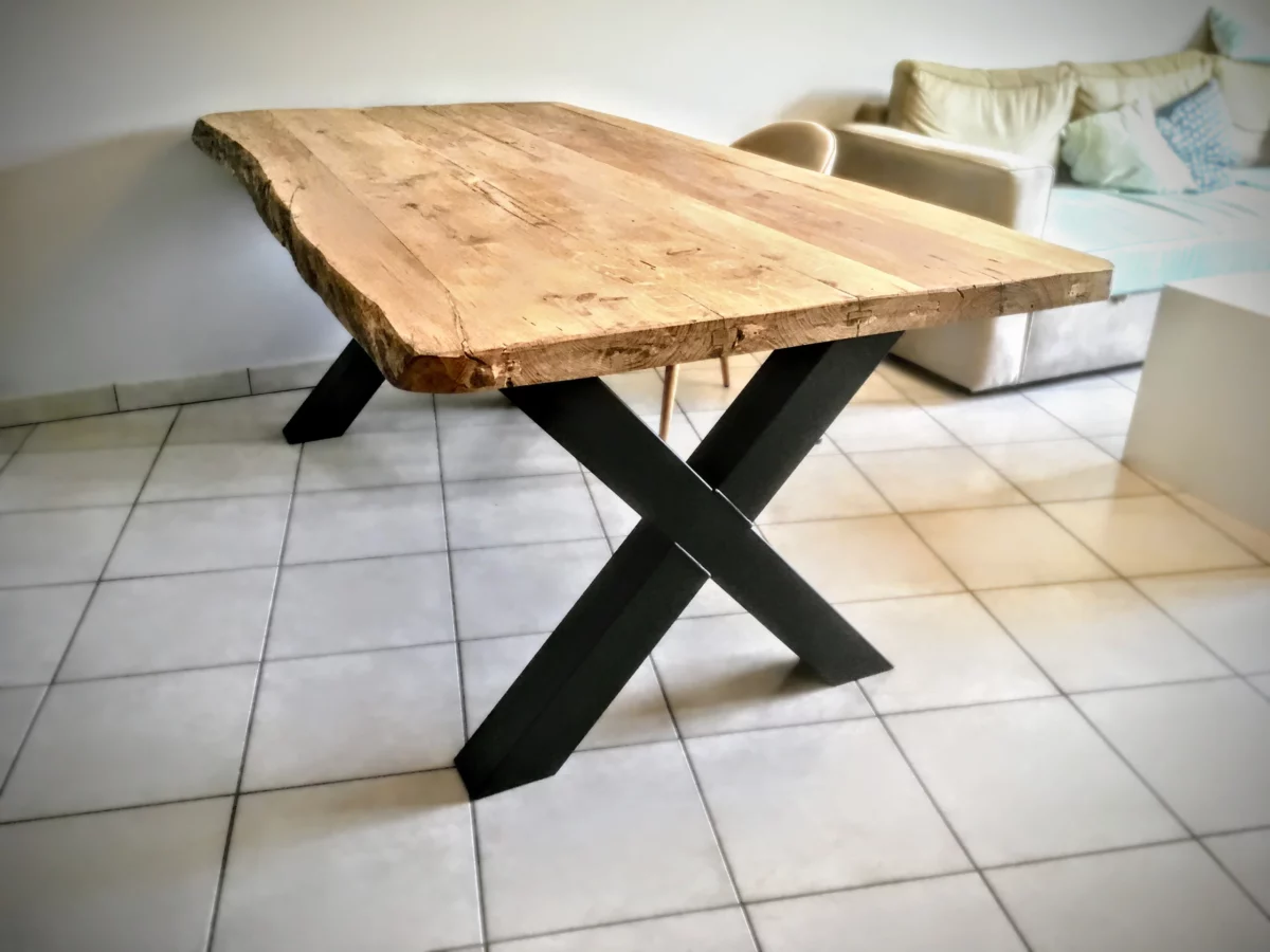 Une table à manger avec des pieds croisés