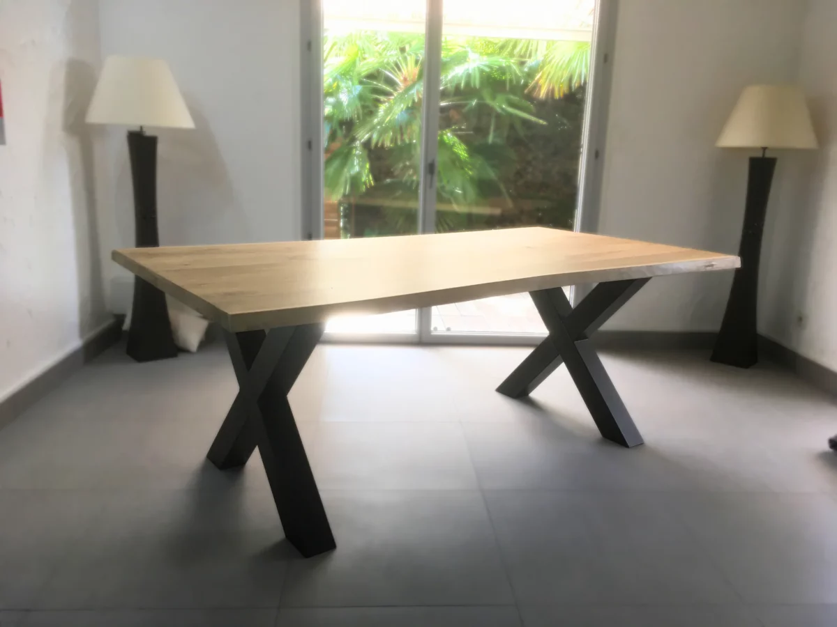 Une table à manger avec des pieds en croix