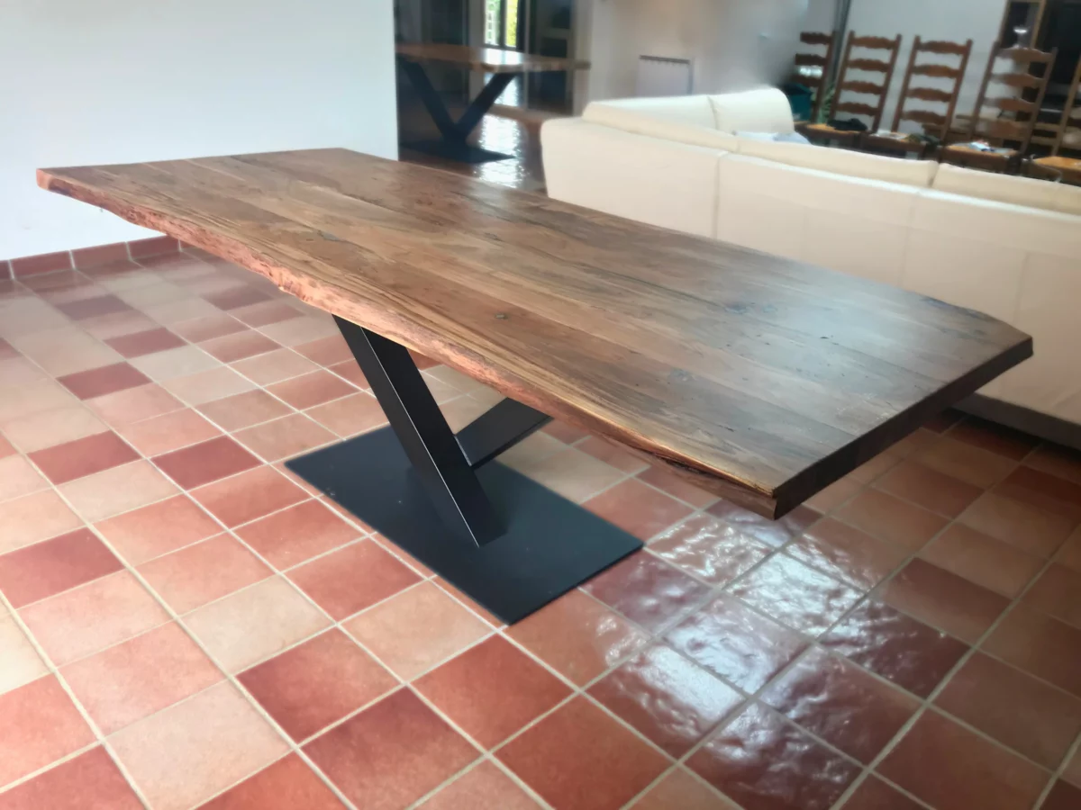 Une table de salle à manger avec un pied central en métal