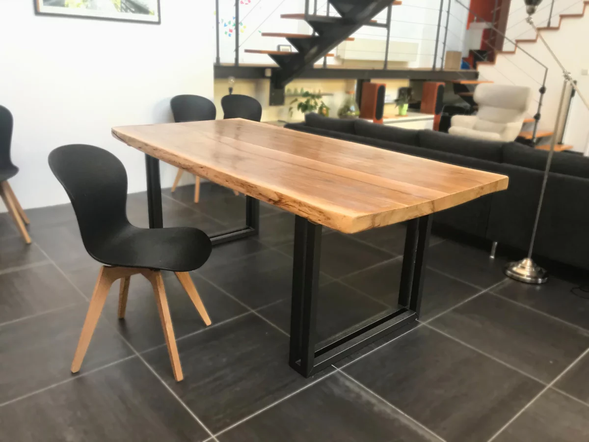 Une table à manger bois et métal avec une chaise