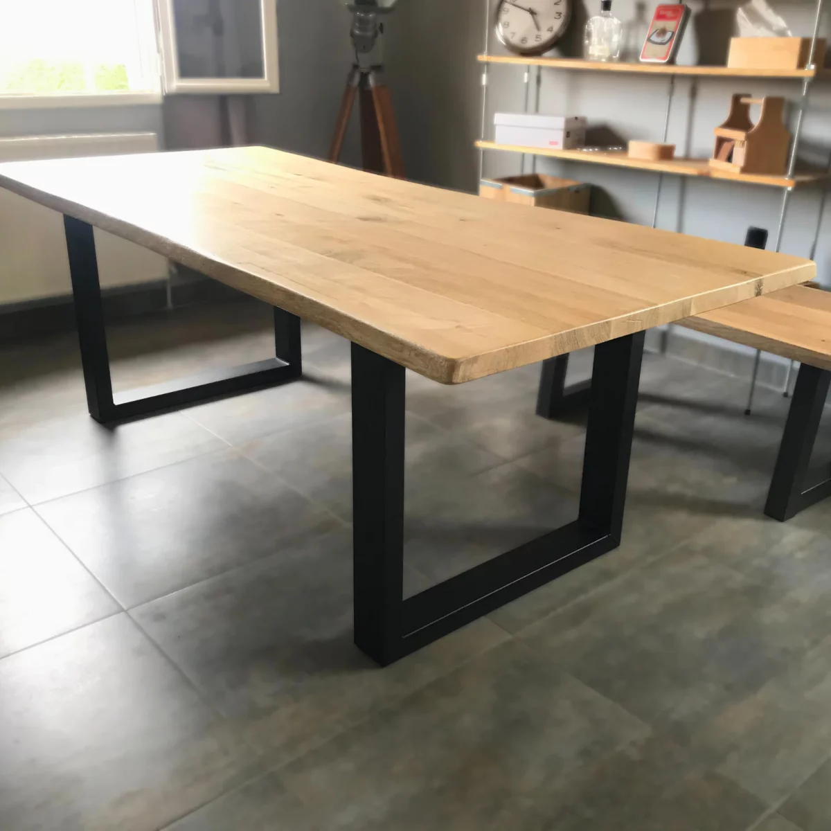 Une table à manger en bois et acier avec un banc