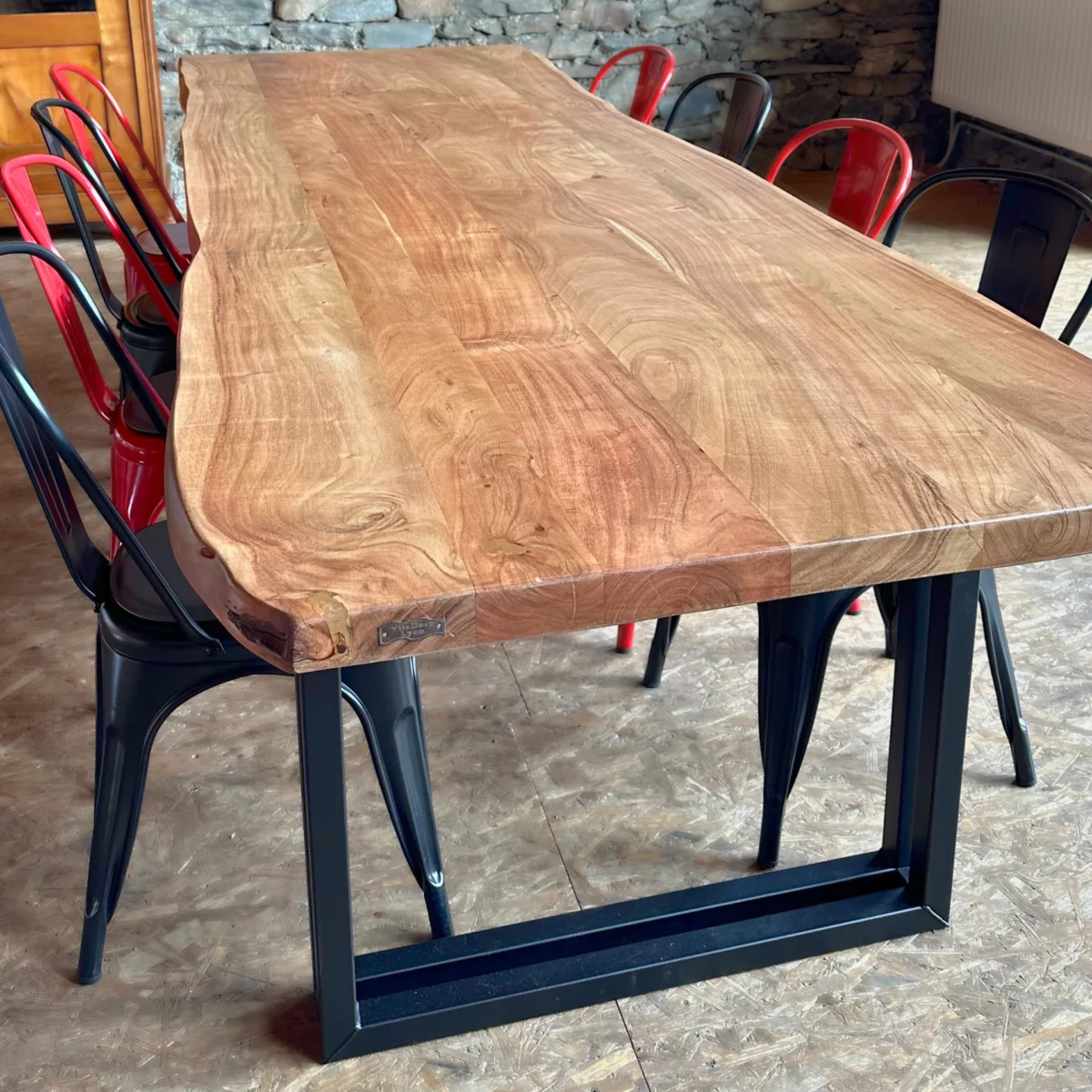 Une table à manger bois et métal avec des chaises en métal