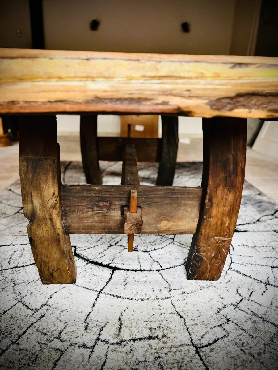 Le pied d'une table à manger en bois recyclé