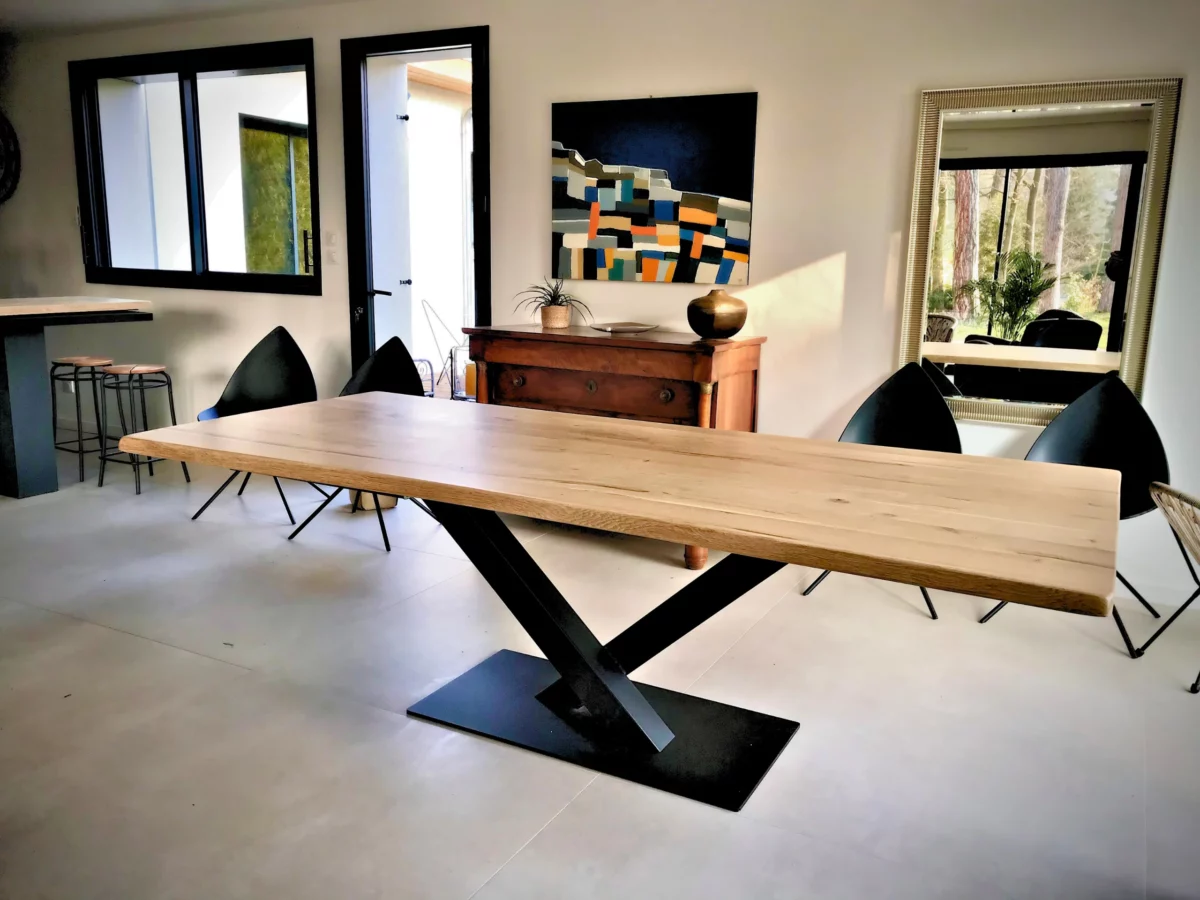 Une table avec un pied de table robuste en métal