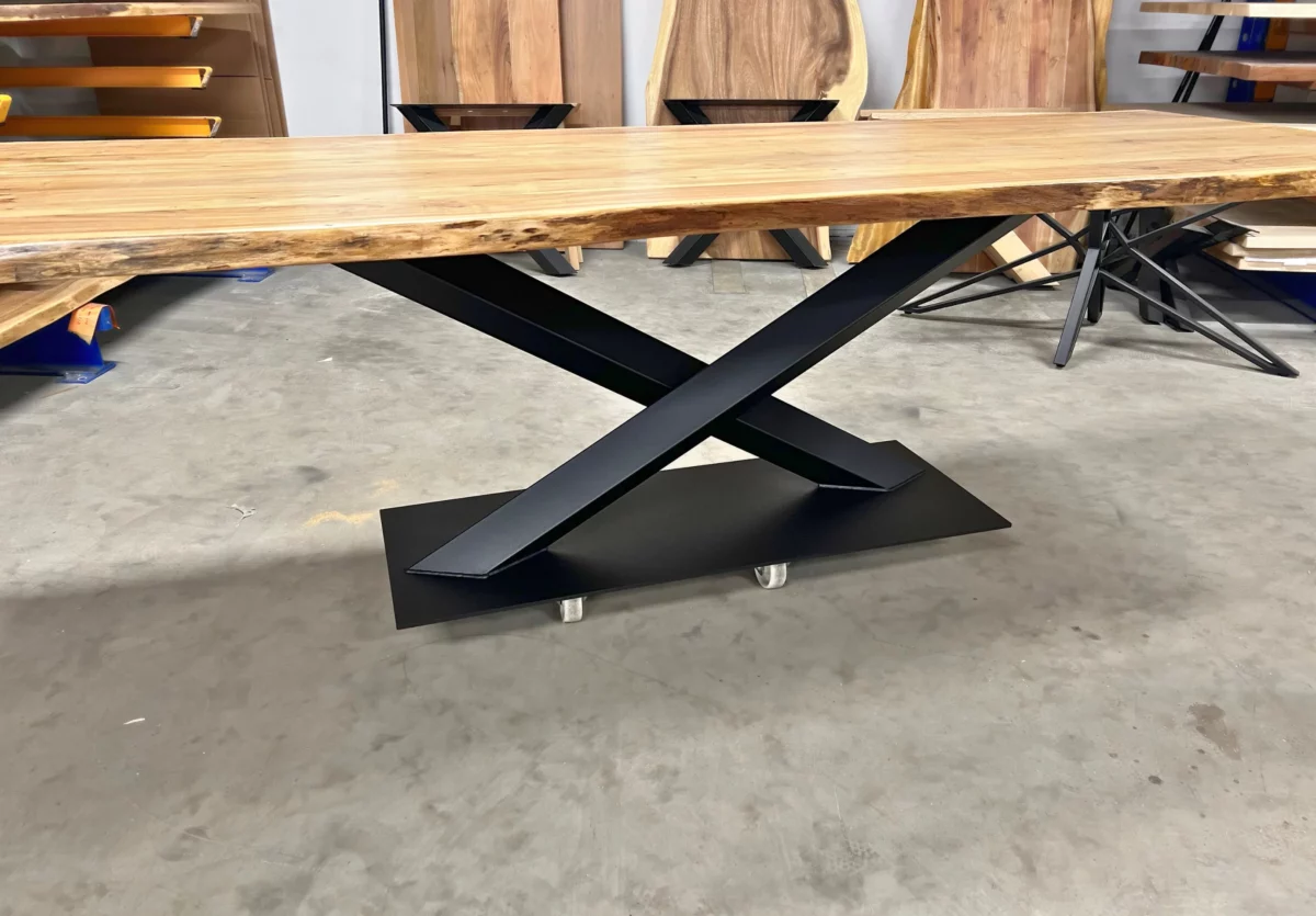 Une table à manger avec un pied central