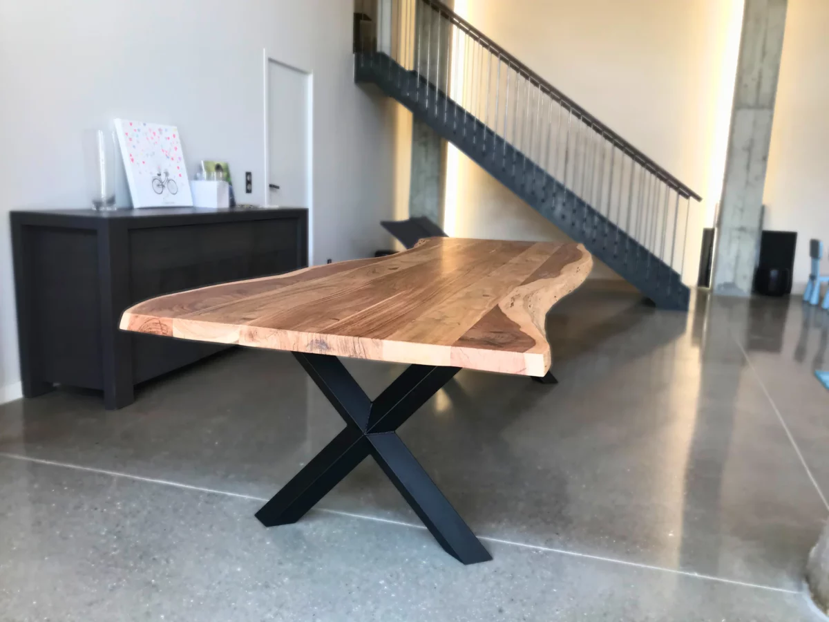 Une table à manger avec pied croisé