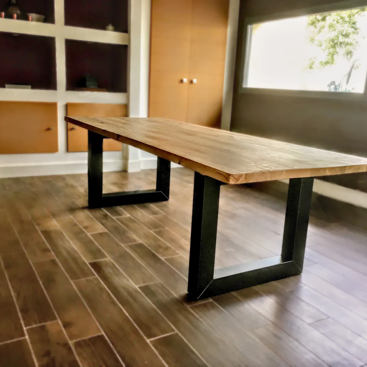 Un salon avec une table à manger avec des pieds U