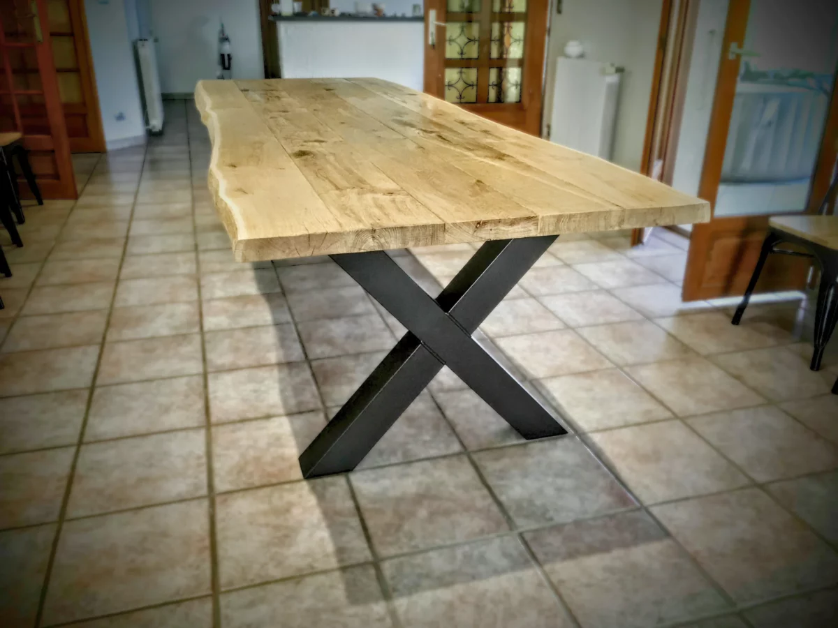 Une table de salle à manger avec un pied Croix