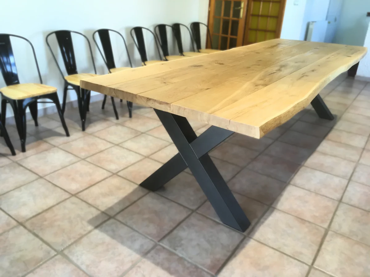 Une table avec des pieds croisés et des chaises