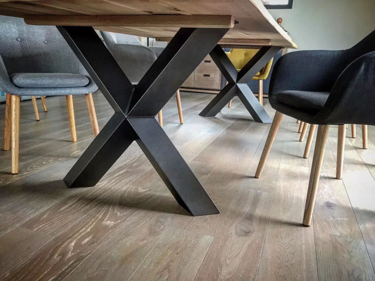 Une table à manger en avec des pieds croisés