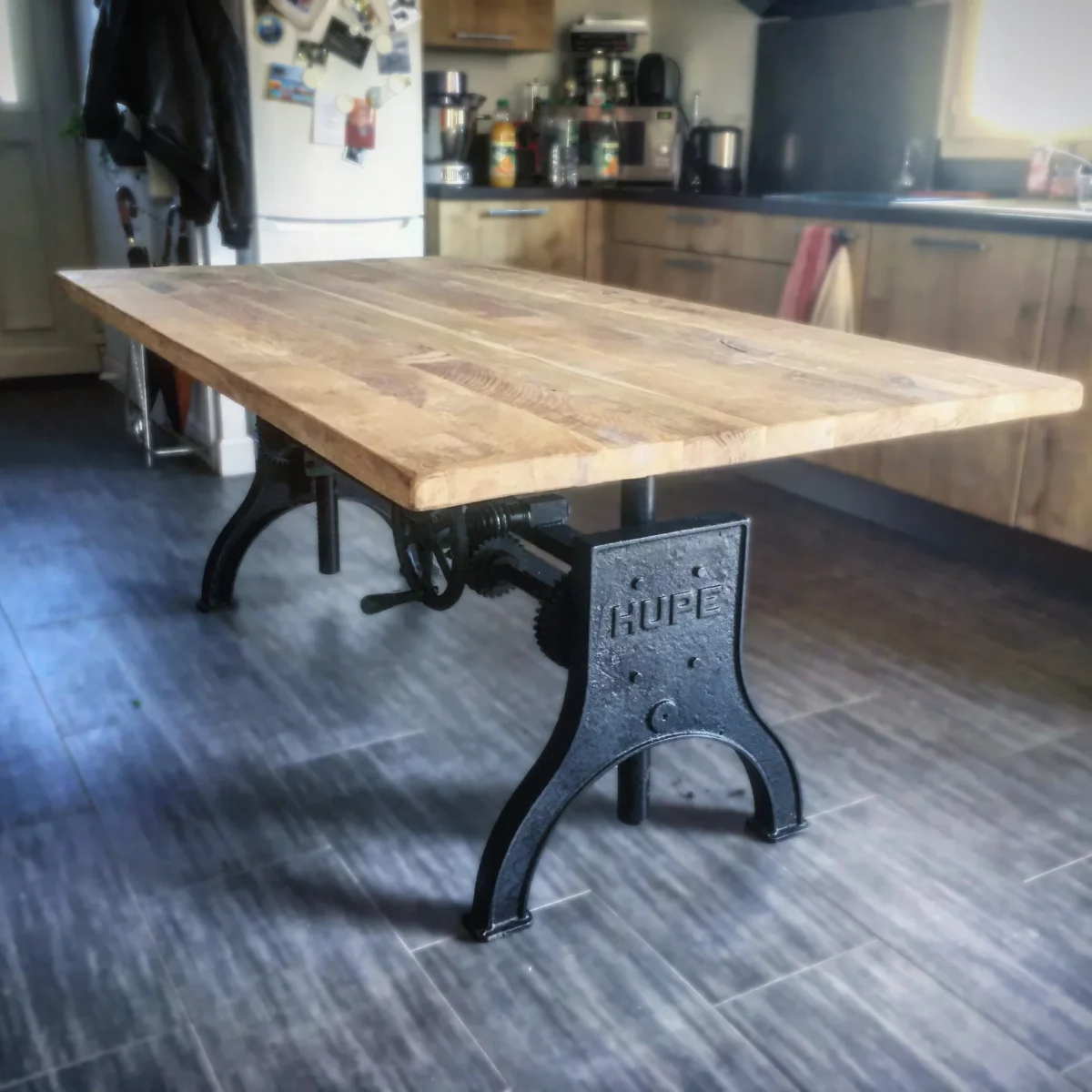 Une table à manger réglable en hauteur