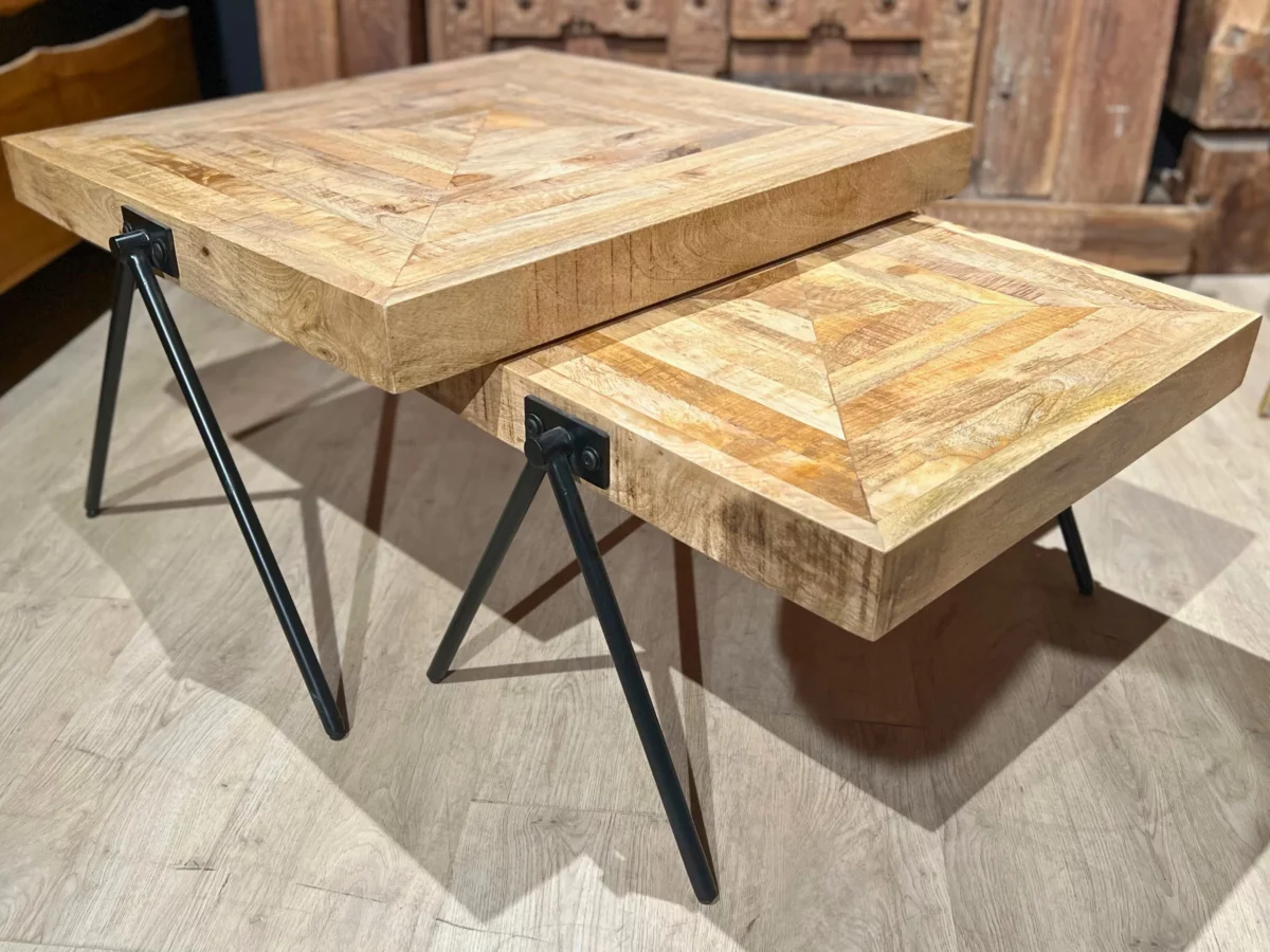 Une table basse en bois et métal