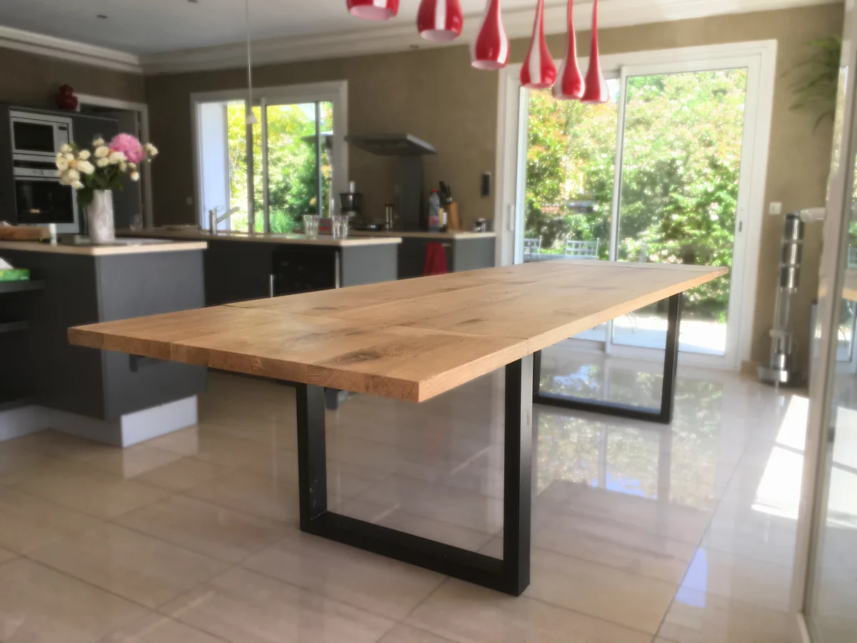 Une table à manger en bois et acier avec un banc dans une cuisine