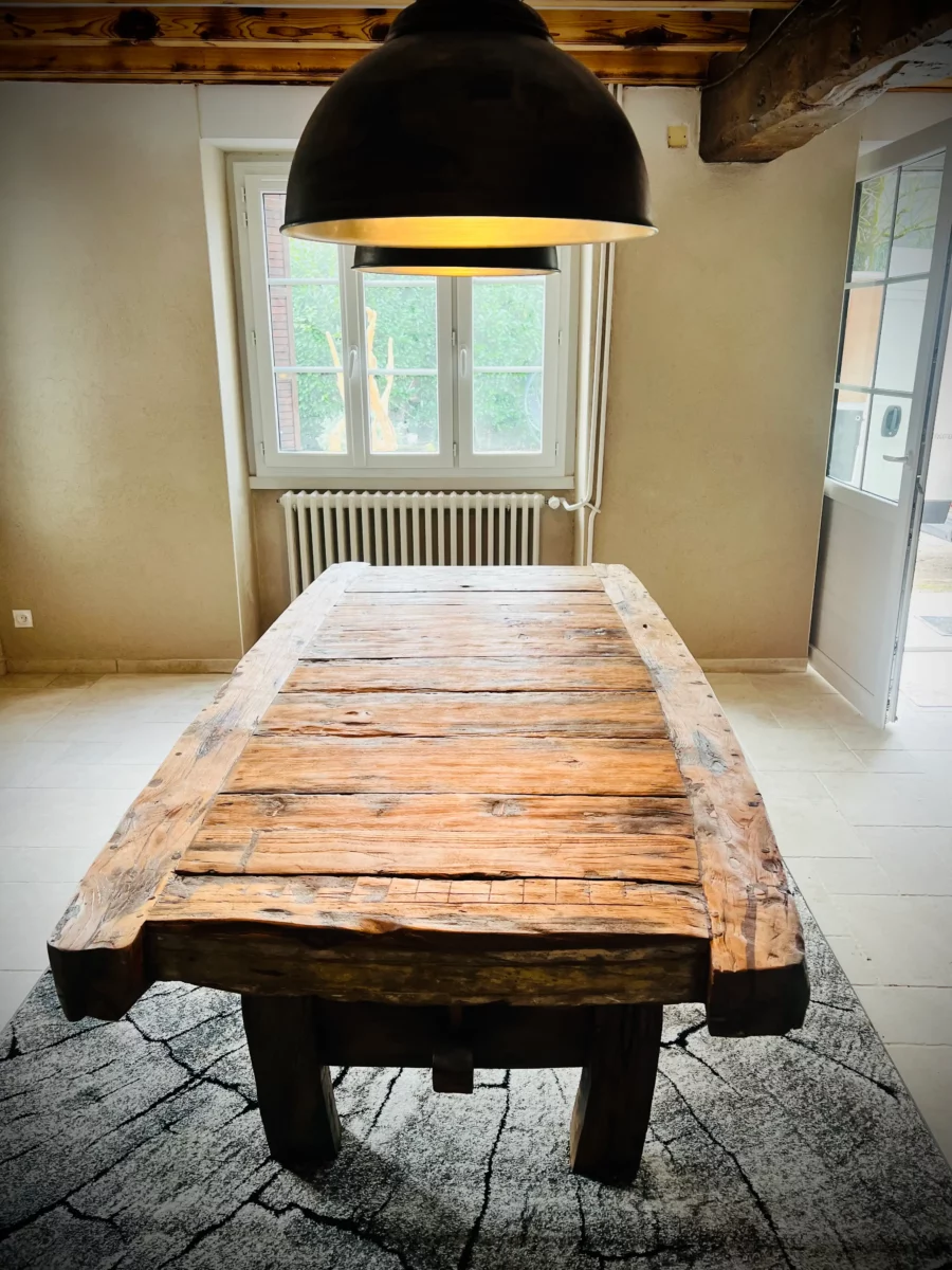 Une table en bois recyclé